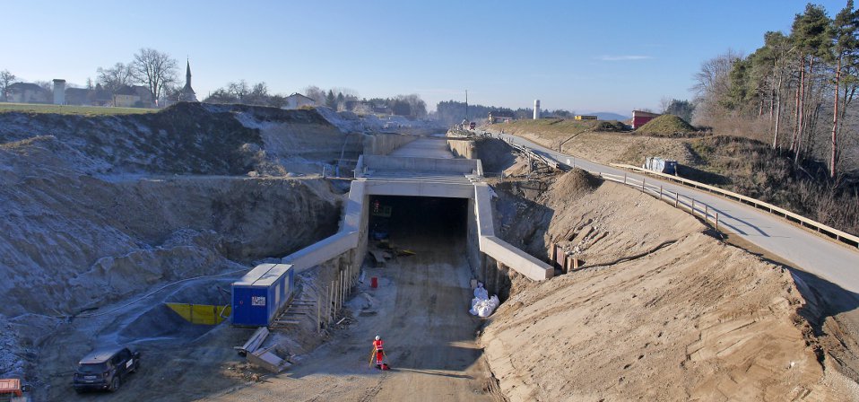 Ostportal Tunnel Srejach